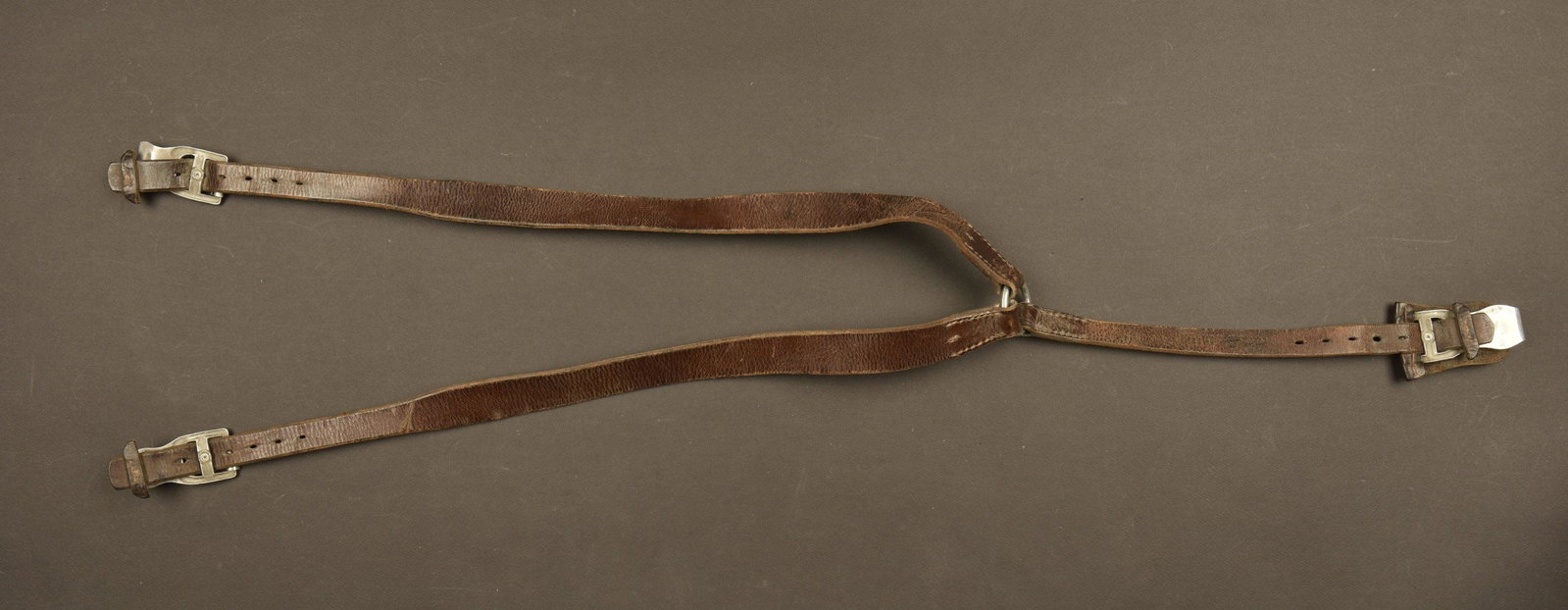 Brelage leger regiments. Regimented light Y straps.: En cuir marron. Toutes les piÃ¨ces mÃ©talliques sont prÃ©sentes et en couleur d'origine. Patte en cuir dorsale prÃ©sente. Marquages fabricant illisible. Indication rÃ©gimentaire Stab III. FI