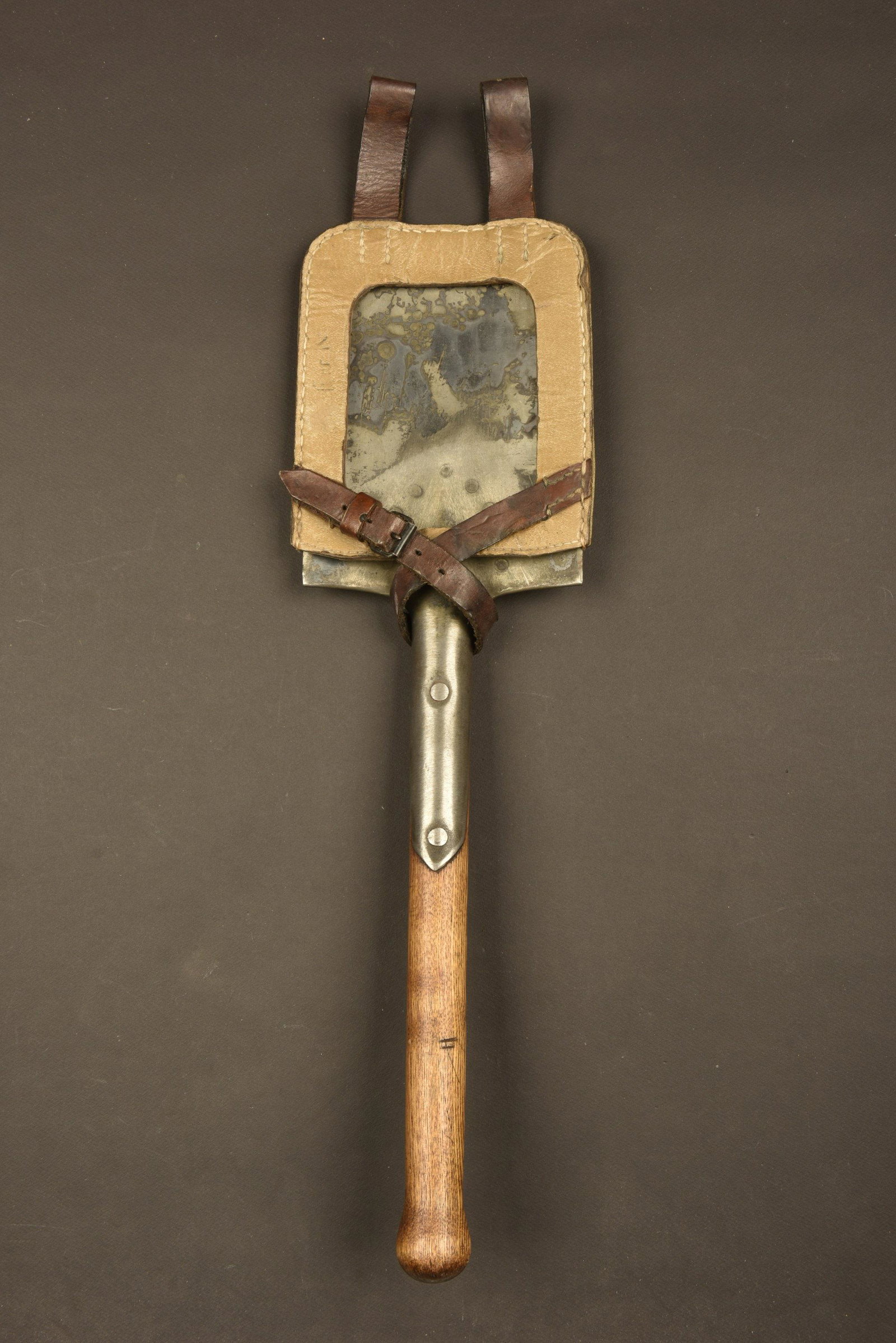 Pelle et son porte pelle couleur sable. German shovel: Manche en bois. Partie mÃ©tallique dÃ©capÃ©e et poncÃ©e, marquages AB&C dans un trÃ¨fle. Porte pelle ersatz de couleur sable, passants complets en cuir marron. La laniÃ¨re est complÃ¨te,