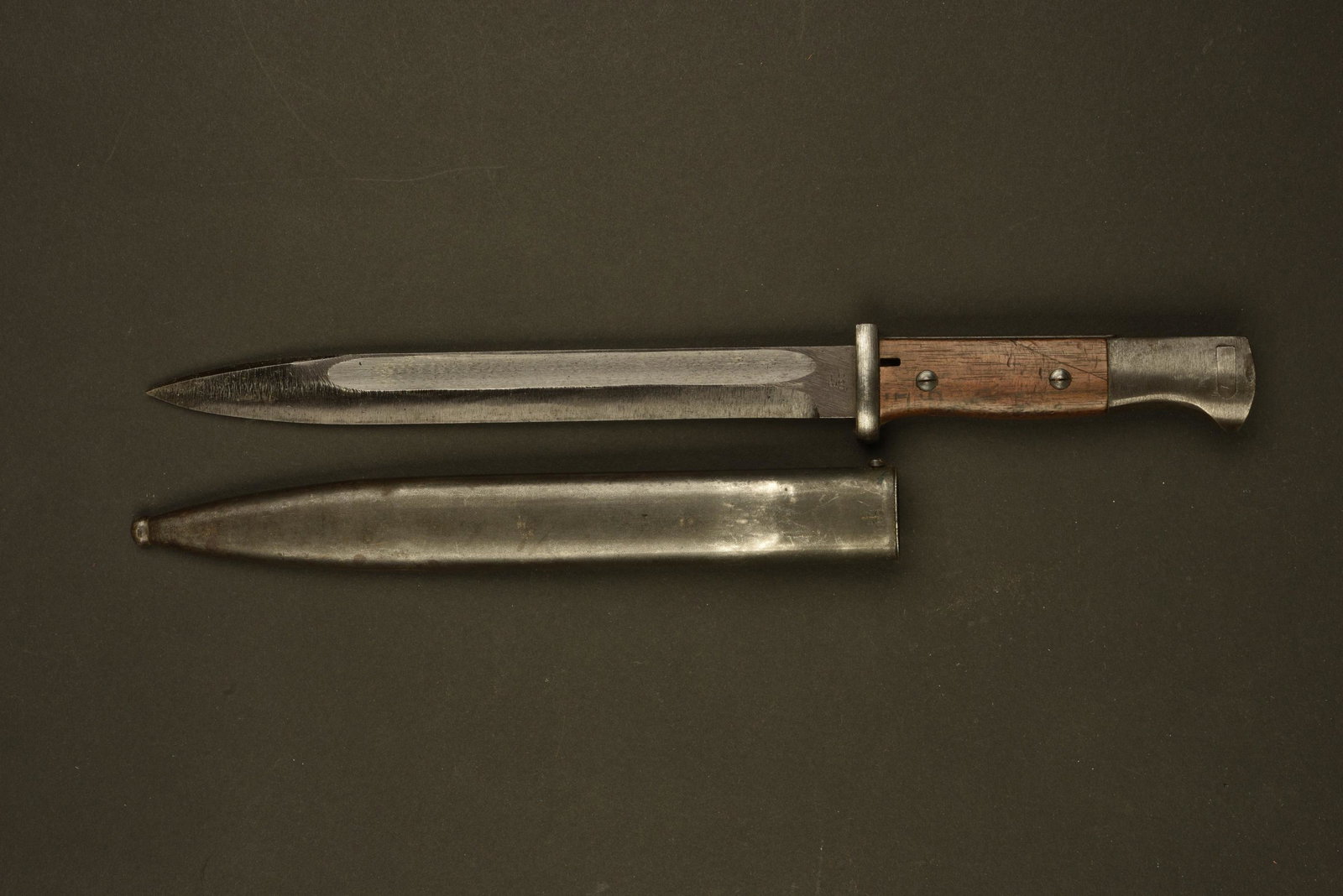 Baionnette de Mauser 98K. 98K Mauser Bayonet.: Manche en bois. Lame complete dans sa longueur, en couleur d'origine Ã 95%. Marquages Cof 43, numero 3977g. Fourreau en metal, couleur d'origine Ã 90%, fabrication Cof 43, numero 3977g. Arme au 