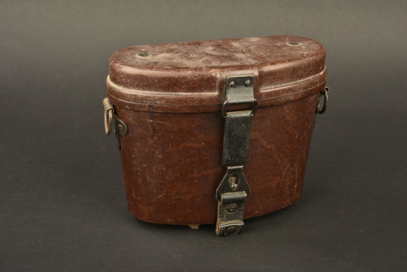 Boitier de jumelle 6 x 30. Binocular case 6 x 30.: En bakelite marron. La sangle de transport est manquante, les parties metalliques sont en partie oxydees. Les passants en cuir sont complets. A noter une certaine usure et patine de la piÃ¨ce. In br