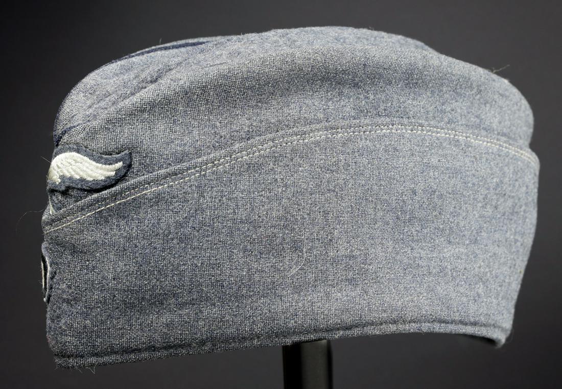 Calot troupe de la Luftwaffe. Luftwaffe troop cap.: En drap gris/bleu, les insignes brodes sont montes main. Interieur double en tissu gris. Etiquette nominative DÃ¼fterwald. A noter une certaine usure et patine de la piÃ¨ce. In gray / blue cloth, 