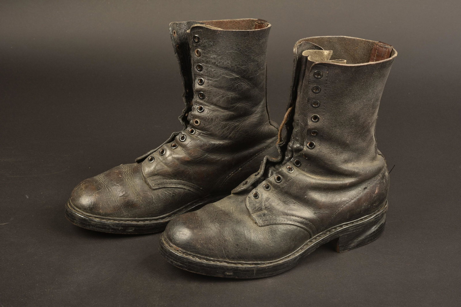 German paratrooper boots. Botte parachutiste allemand: Modele fin de guerre en cuir noir. Les lacets sont manquants. Douze oeillets de lacage. Semelles lisses completes marquees H 46 Altgerber Verband EV Grubengerbung JR 45. Marquages de stock 29 4 41 88.
