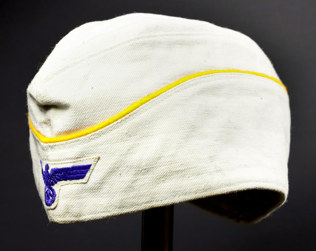 kriegsmarine female cap. Calot féminin kriegsmarine: En tissu coton blanc, lisere jaune faisant le tour de la coiffure. Aigle tisse sur fond blanc, monte machine. Interieur double en tissu coton blanc. Tampon du fabricant UFR Unifar 1942, taille 57. A n