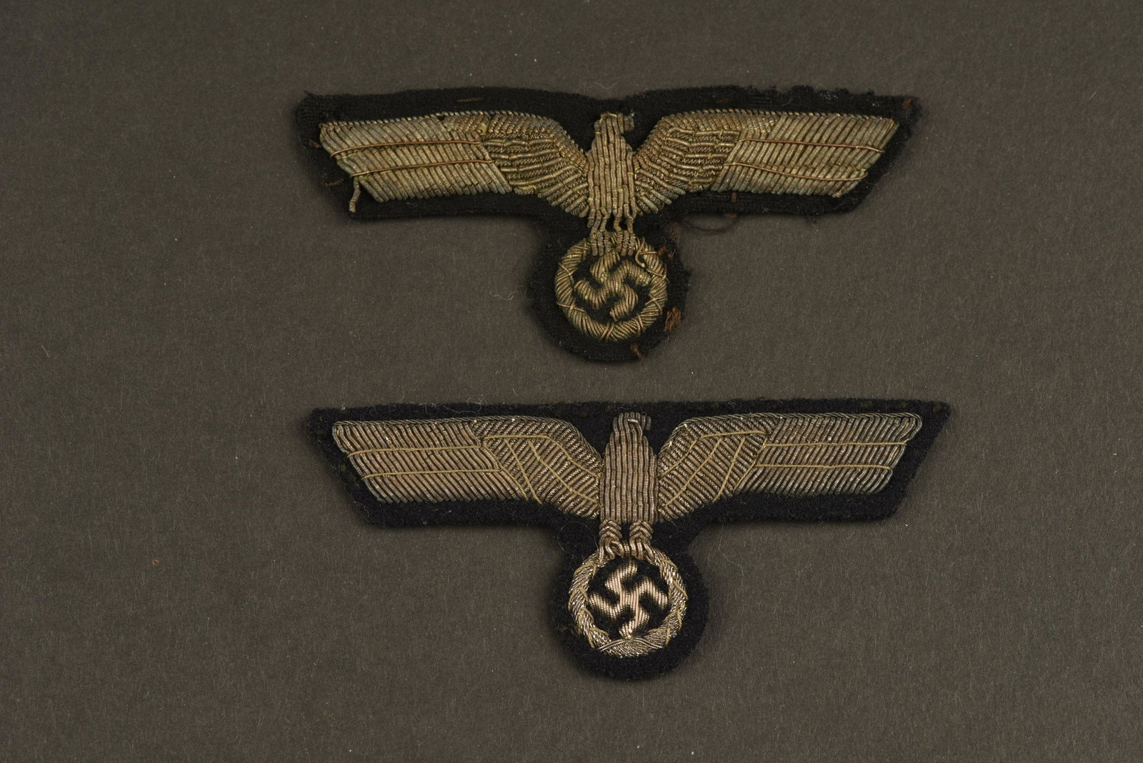 Kriegsmarine administration eagles.: Deux modeles differents d'aigles de poitrine d'officier de la Kriegsmarine. Jamais montes en cannetille argent. A noter une certaine usure et patine des piÃ¨ces, ainsi qu'une certaine oxydation de l