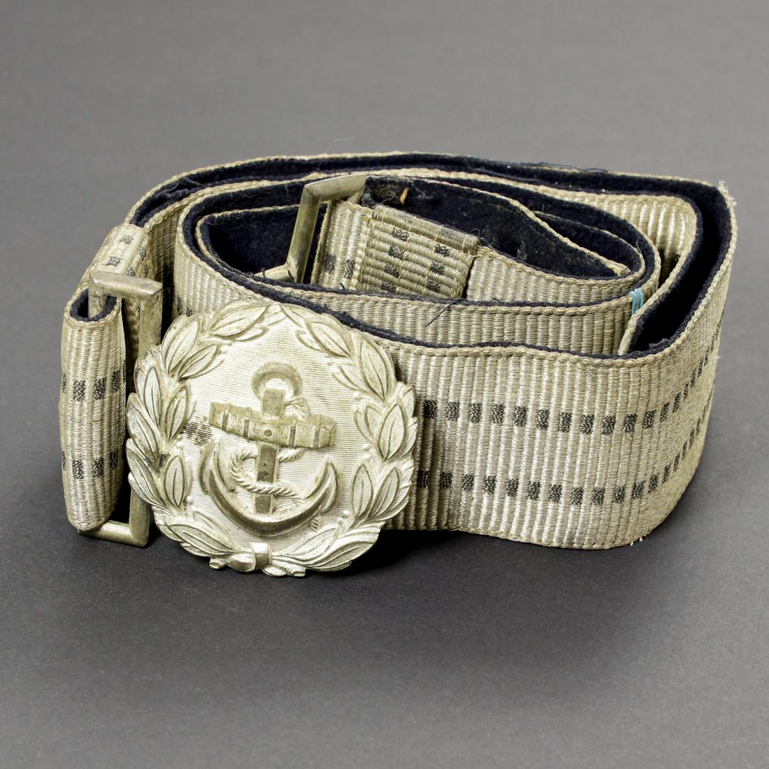 Kriegsmarine brocade. Feldbinde Kriegsmarine: Ceinturon en fil argent et gris. Doublure en drap bleu marine. Boucle de ceinturon en metal argente. Sans marquages visibles. A noter une certaine usure et patine de la piÃ¨ce. Belt in silver and gr
