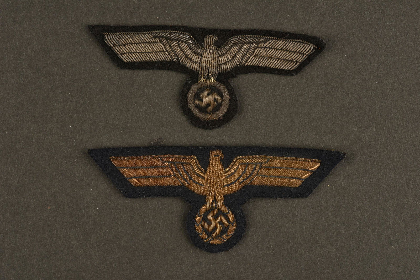 Kriegsmarine eagles. aigle de poitrine KM: Comprenant un aigle de poitrine d'officier de la Kriegsmarine en cannetille or. Un aigle de poitrine d'officier des services administratifs de la Kriegsmarine, en cannetille argent. Jamais montes. A n