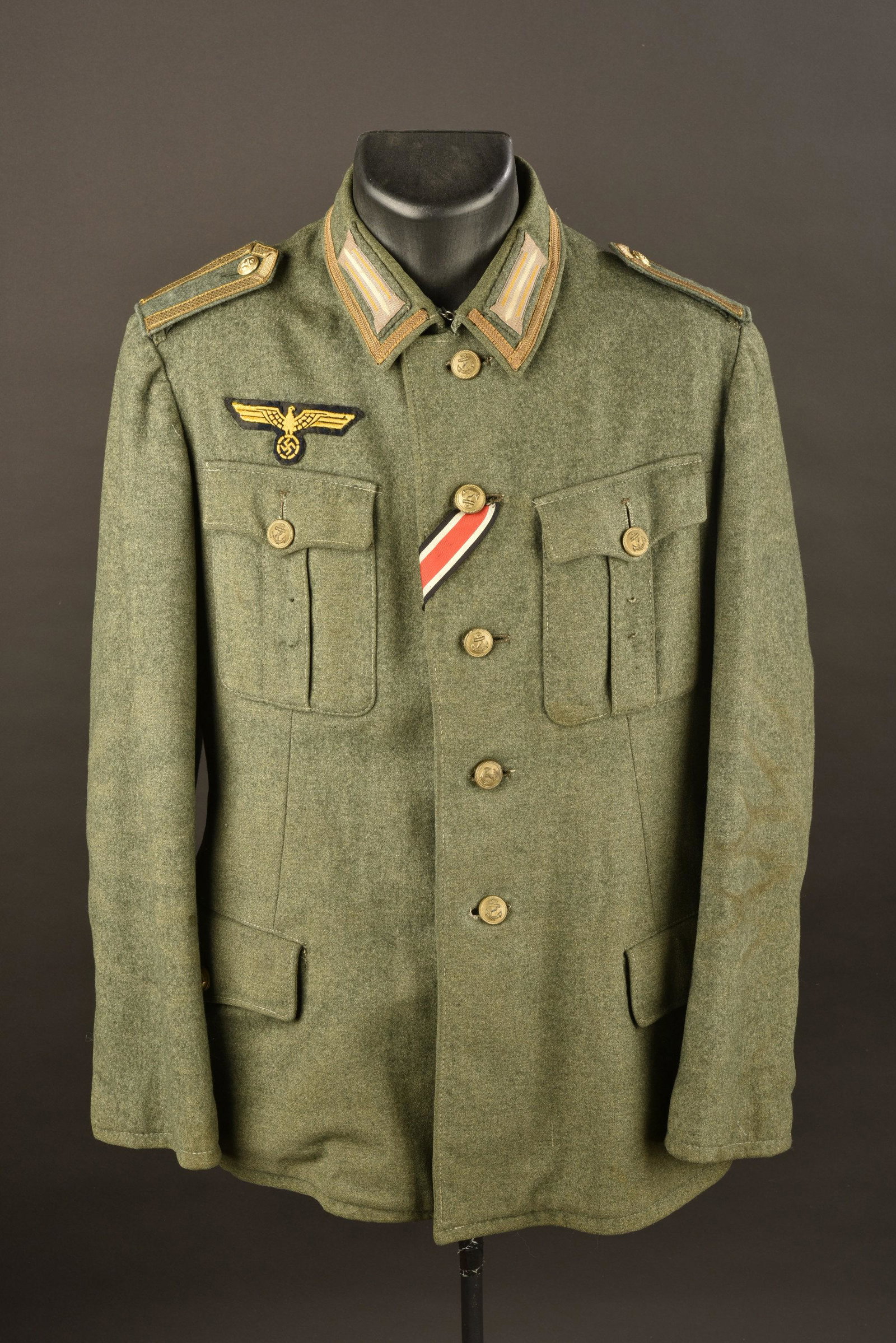 Coastal artillery jacket. Veste artillerie cotiere: En drap Feldgrau, tous les boutons sont presents et estampilles de l'ancre de marine. Galon or faisant le tour du col. Litzen montes sur un socle en drap Feldgrau, et cousus main. Pattes d'epaule trou