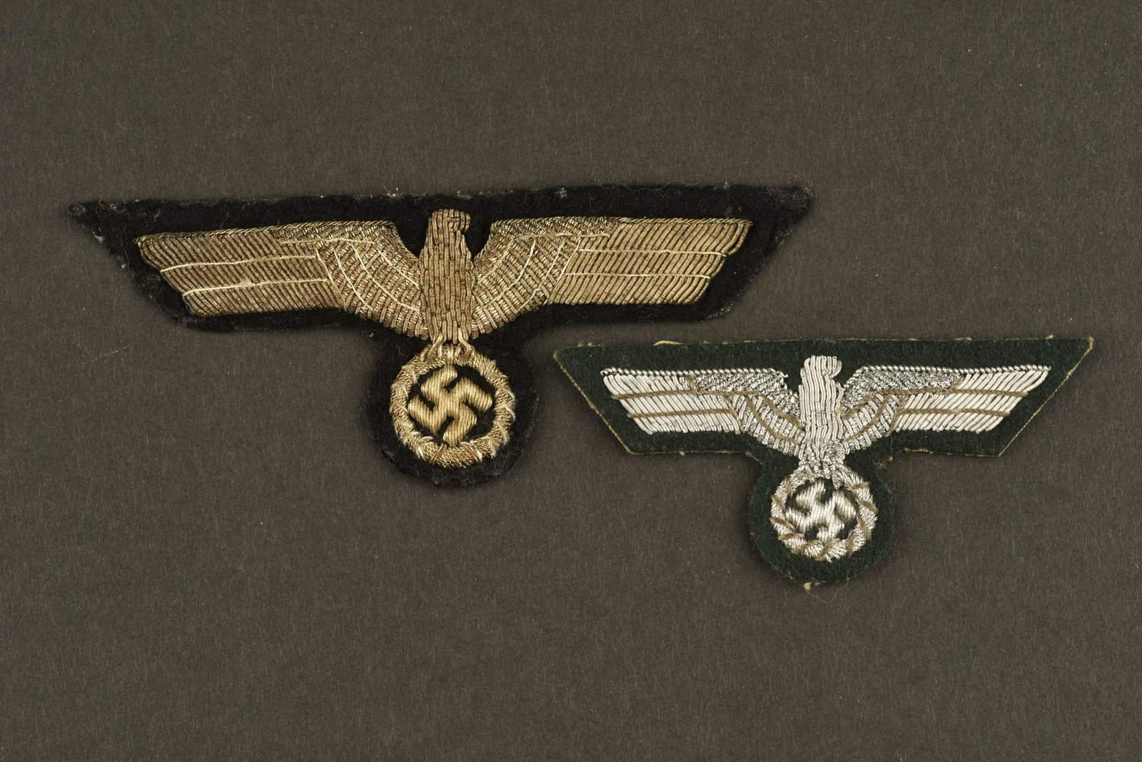 Kriegsmarine officer eagles. Aigles officier KM: Comprenant un aigle de casquette d'officier des services administratif de la Kriegsmarine, en cannetille argent, jamais monte. Un aigle de poitrine de la Kriegsmarine en cannetille or, visiblement dem