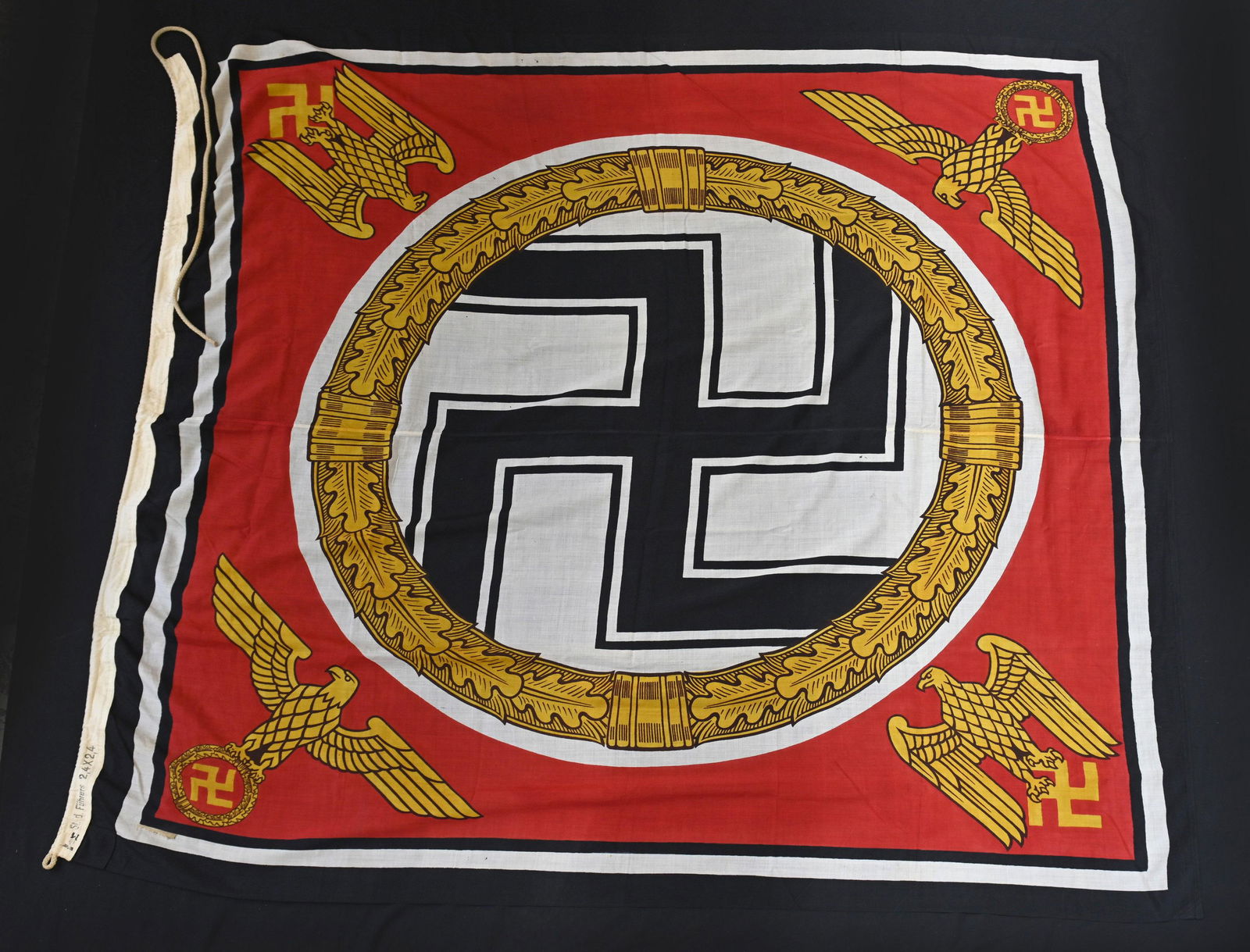 Standarte des Fuhrer und Reichskanzler KM: Drapeau en tissu coton imprime, biface. Bordure marquee St. d. Fuhrers 2,4 x 2,4 et aigle de la Kriegsmarine. Centre compose de l'insigne national dans une couronne de feuilles de chene dore, un aigle