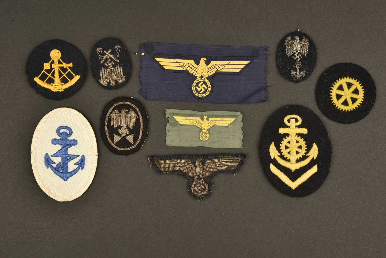 Kriegsmarine insignia. Insigne Kriegsmarine: Comprenant un insigne en drap bleu marine, spÃ©cialitÃ© mÃ©canicien. Un insigne de manche en tissu coton blanc, spÃ©cialitÃ© opÃ©rateur tÃ©lÃ©scripteur. Deux insignes de spÃ©cialitÃ