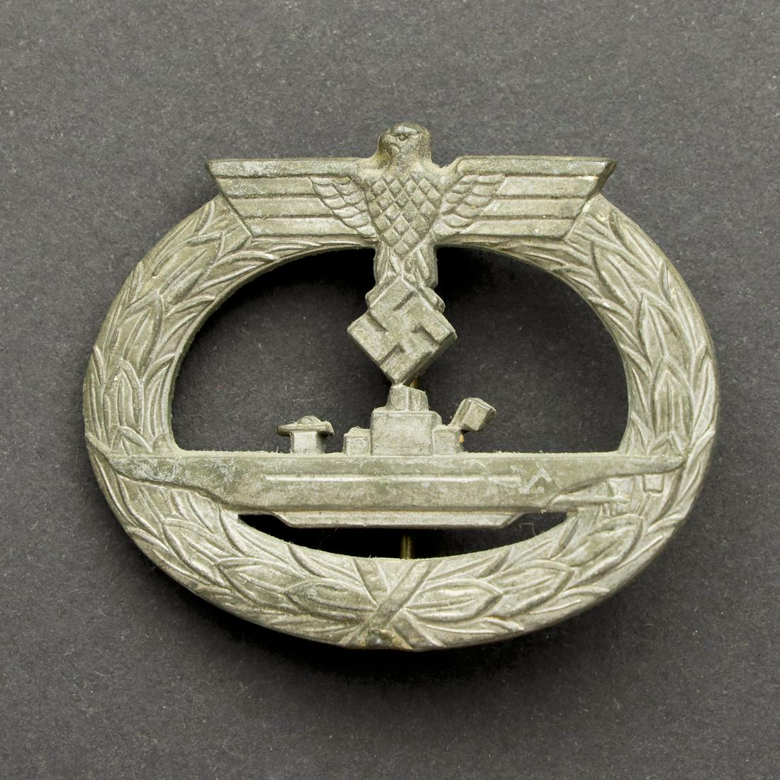 Brevet de sous-marinier. Submariner insignia: Fabrication en metal mat, attache complete, fabrication FO. A noter une certaine usure et patine de la piÃ¨ce. Matte metal fabrication, complete fastener, FO fabrication. Note some wear and patina o