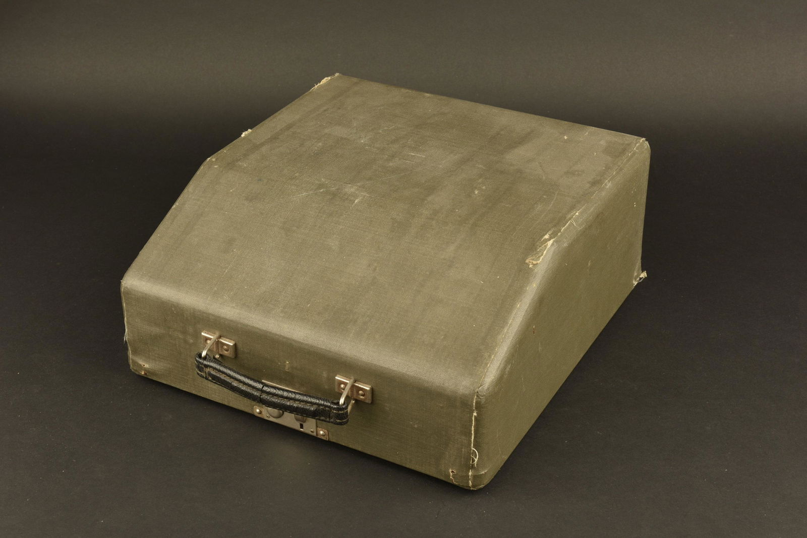 Machine Ã ecrire de la Waffen SS. Typewriter SS: En metal, toutes les pieces mobiles sont fonctionnelles. Toutes les touches sont presentes. Runes SS au niveau du bouton indiquant le chiffre 3. Fabrication Groma GF Grosser Fabrik fur Buromaschinene