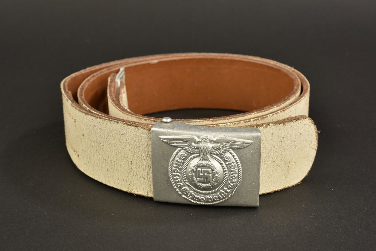 Ceinturon de la Waffen SS. Waffen SS Belt.: Boucle en aluminium, couleur argent Ã 80%, marquages RZM 822/37 SS. Ceinturon en cuir peint en blanc, type Polizei. Bouclerie en aluminium, fabrication Assmann. A noter une lÃ©gÃ¨re usure et pa