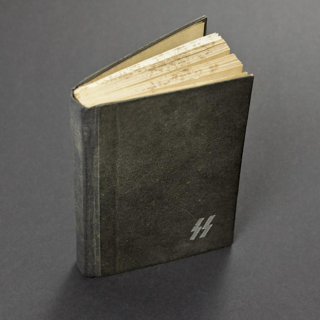 Agenda de la Waffen SS. Agenda of the Waffen SS.: Couverture de couleur noire, en tres bon etat, deux runes couleur argent dans le coin inferieur droit. Complet. Annee 1944. PremiÃ¨re page disposant du tampon Ergunzungsamt der Waffen SS Wiesbaden.