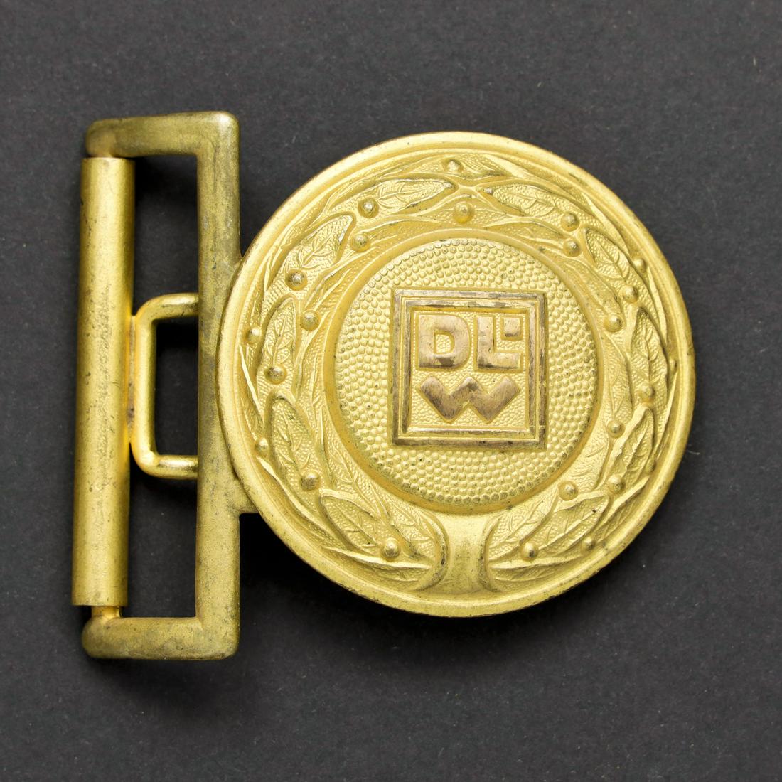 Boucle usine Linoleum.: PortÃ©e jusqu'en 1936. En bronze dorÃ©. Une attache est manquante. Dorure Ã 90%. Sans marquages visibles. A noter une certaine usure et patine de la piÃ¨ce. Worn until 1936. In gilded bronze.