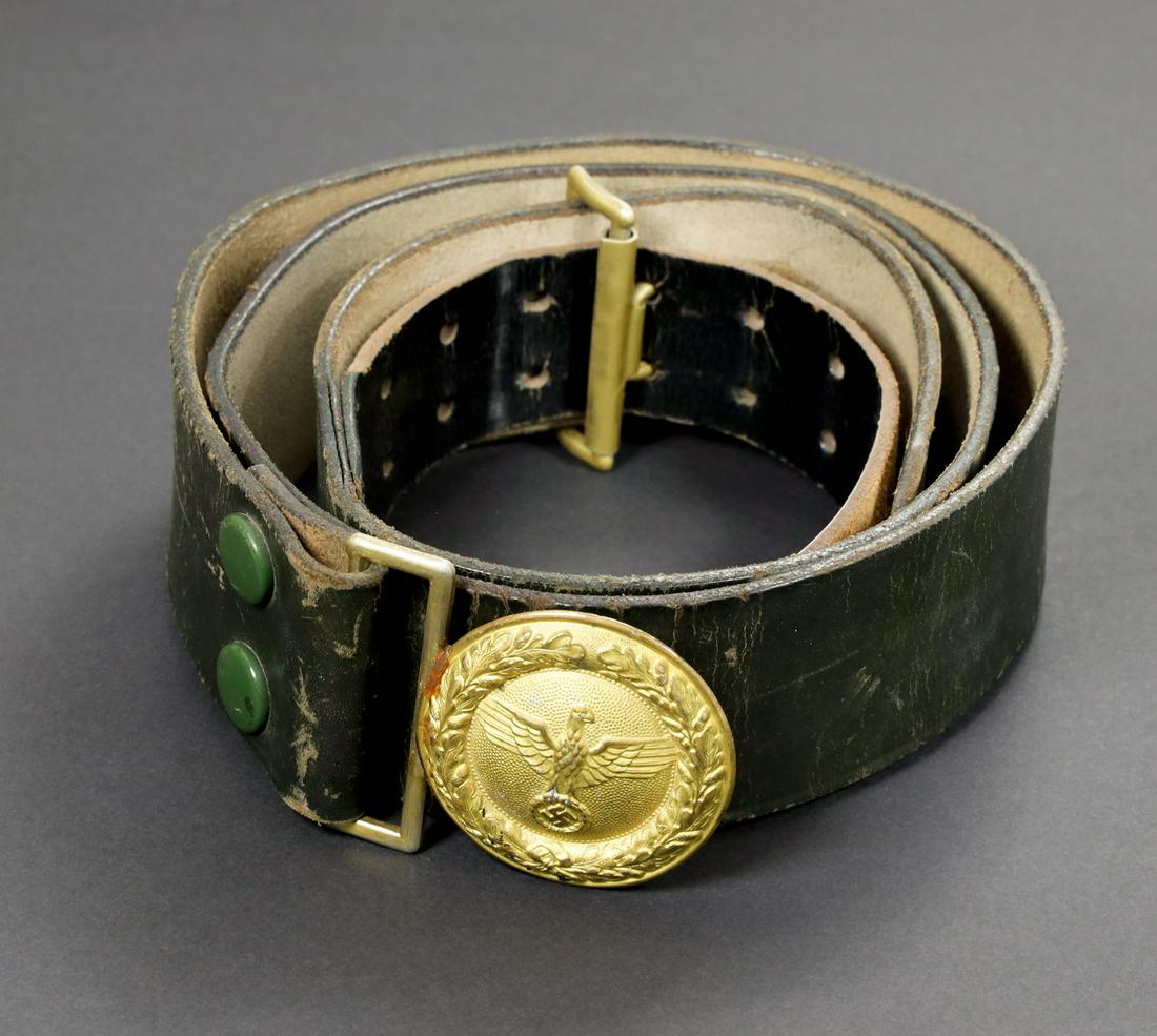 Ceinturon forestier reich. Reich forest belt: Ceinturon en cuir vert, rivets de couleur vert, patte de rÃ©glage prÃ©sente, Taille 94. Boucle de ceinturon d'officier complÃ¨te, en mÃ©tal dorÃ©, sans marquages visibles. A noter une certai
