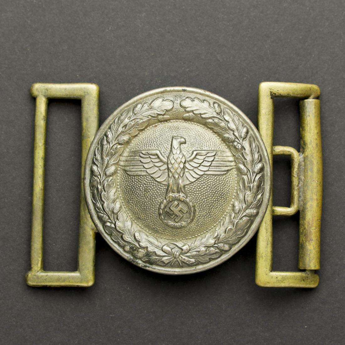Boucle de ceinturon forestier. Forest belt buckle: Boucle en mÃ©tal dorÃ©, les attaches au ceinturon sont prÃ©sentes. Sans marquages visibles. A noter une certaine usure et patine de la piÃ¨ce. Gold metal buckle, the attachments to the belt ar