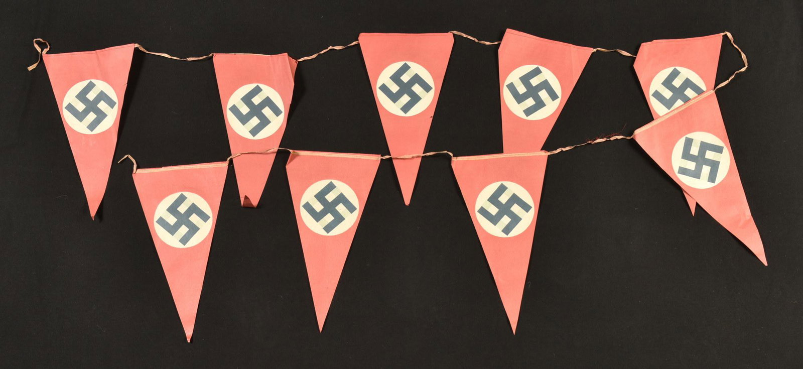 Guirlande de fanions allemand. German pennants garland.: Neuf fanion en papier rouge, biface, insignes imprimÃ©s. Les fanions sont maintenus entre eux par des cordelettes. Dimension d'un fanion 20 x 40 cm. A noter une certaine usure et patine des piÃ¨ce