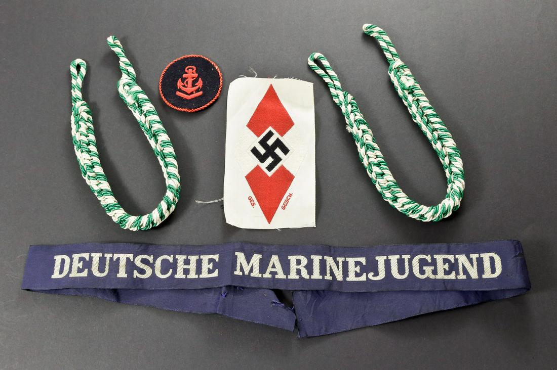 Ensemble insigne HJ. Hitler youth insignia set: Comprenant deux cordons en fil blanc et vert. Un insigne en tissu noir, liserÃ© rouge, ancre de marine en fils rouge. Un insigne BDM, jamais montÃ©, Ã©tiquette RZM numÃ©ro 494215, code fabrica