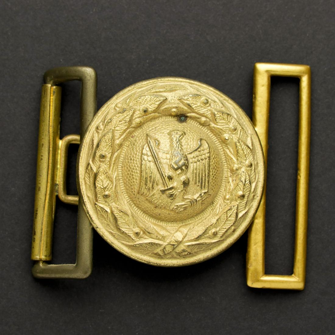 Boucle de ceinturon justice. Justice belt buckle: Boucle complÃ¨te en mÃ©tal dorÃ©. Dorure Ã 80%. Sans marquages visibles. A noter une certaine usure et patine de la piÃ¨ce. Full buckle in gold-tone metal. 80% gilding. Without visible mark