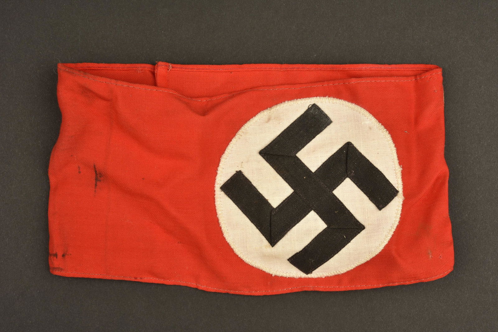Brassard allemand. German Armband.: En tissu coton rouge. Insigne national fabriquÃ© en plusieurs parties et rapportÃ©. Etiquette RZM 184317, fabricant numÃ©ro 167. Trace de Patex au dos. A noter une lÃ©gÃ¨re usure et patine d