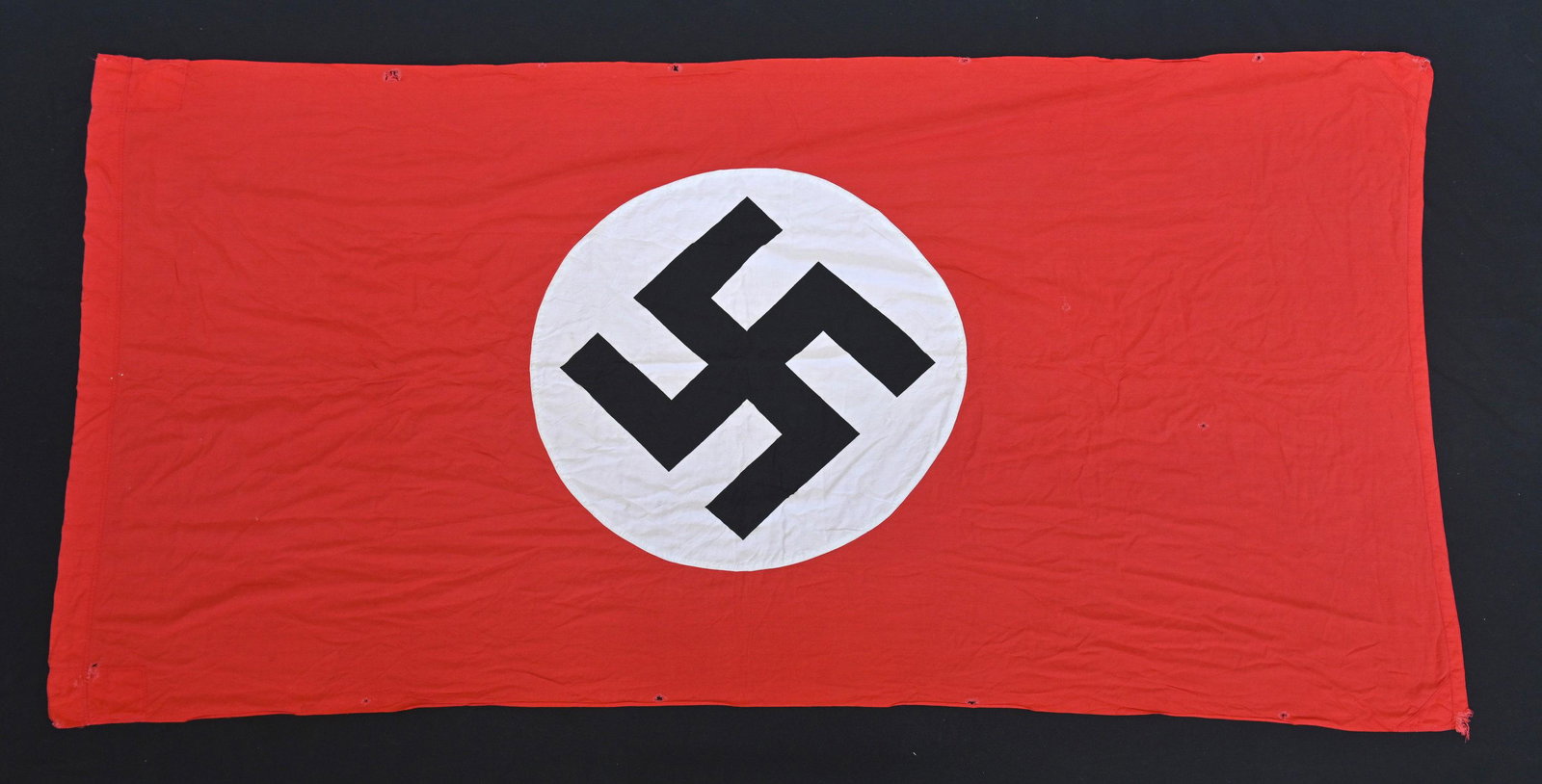 Drapeau allemand. German Flag.: En tissu coton rouge, biface. Insigne national imprimÃ© et rapportÃ©. Dimensions 115 x 230 cm. A noter une certaine usure et patine de la piÃ¨ce, ainsi que quelques tÃ¢ches et accrocs. In red 
