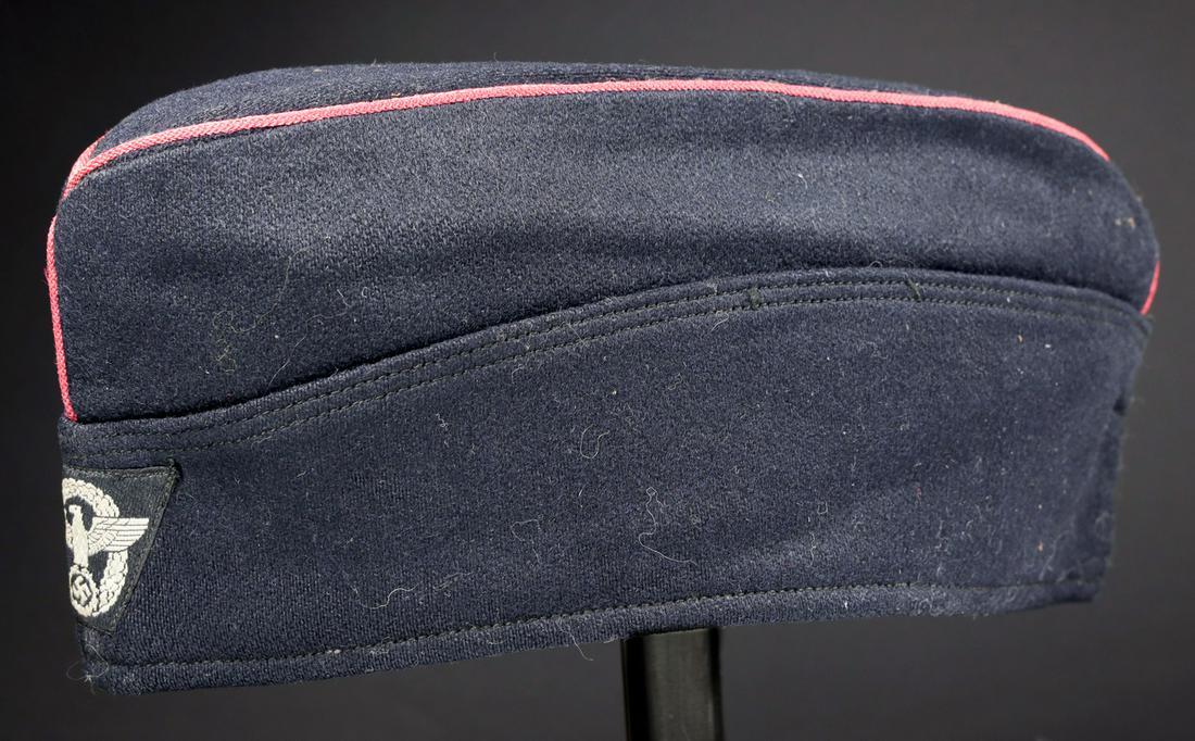 Calot troupe Feuerschutzpolizei. Feuerschutzpolizei cap: En drap bleu marine, liserÃ© rose sur le pourtour de la piÃ¨ce. Insigne Bevo montÃ© machine. A noter une certaine usure et patine de la piÃ¨ce. In navy blue cloth, pink border around the edge