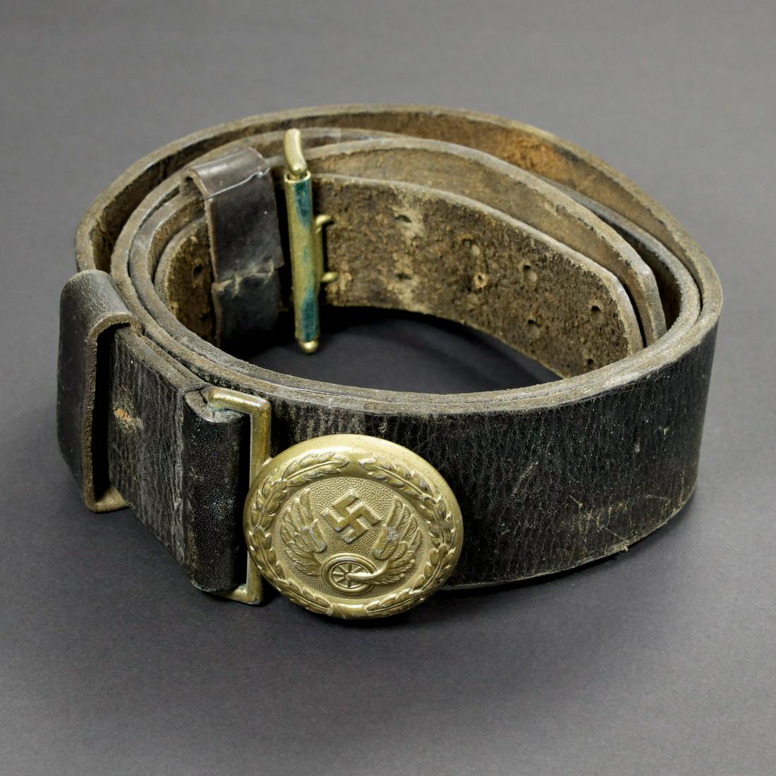 Ceinturon officier Reichsbahn. Reichsbahn brocade: Ceinturon en cuir marron, les passants sont prÃ©sents. Sans marquages visibles. Patte de rÃ©glage complÃ¨te. Boucle en mÃ©tal dorÃ©, complÃ¨te, sans marquages visibles. Indication nominati