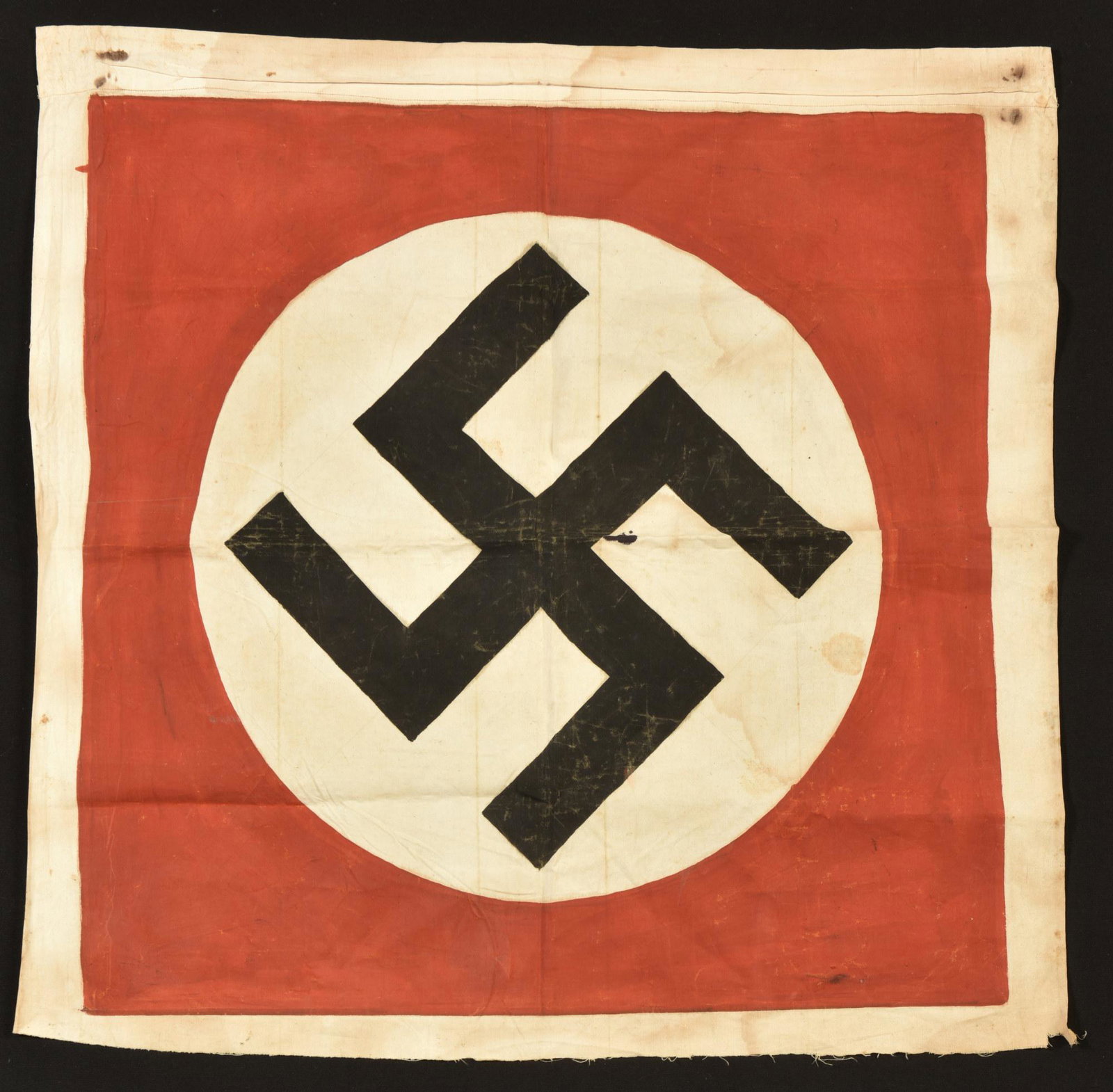 Drapeau fantaisie allemand. German fancy flag.: Drapeau en tissu coton blanc, drapeau allemand entiÃ¨rement peint. Mono face. Dimensions 77 x 77 cm. A noter une certaine usure de la piÃ¨ce, ainsi que des tÃ¢ches et accrocs. Flag in white cott