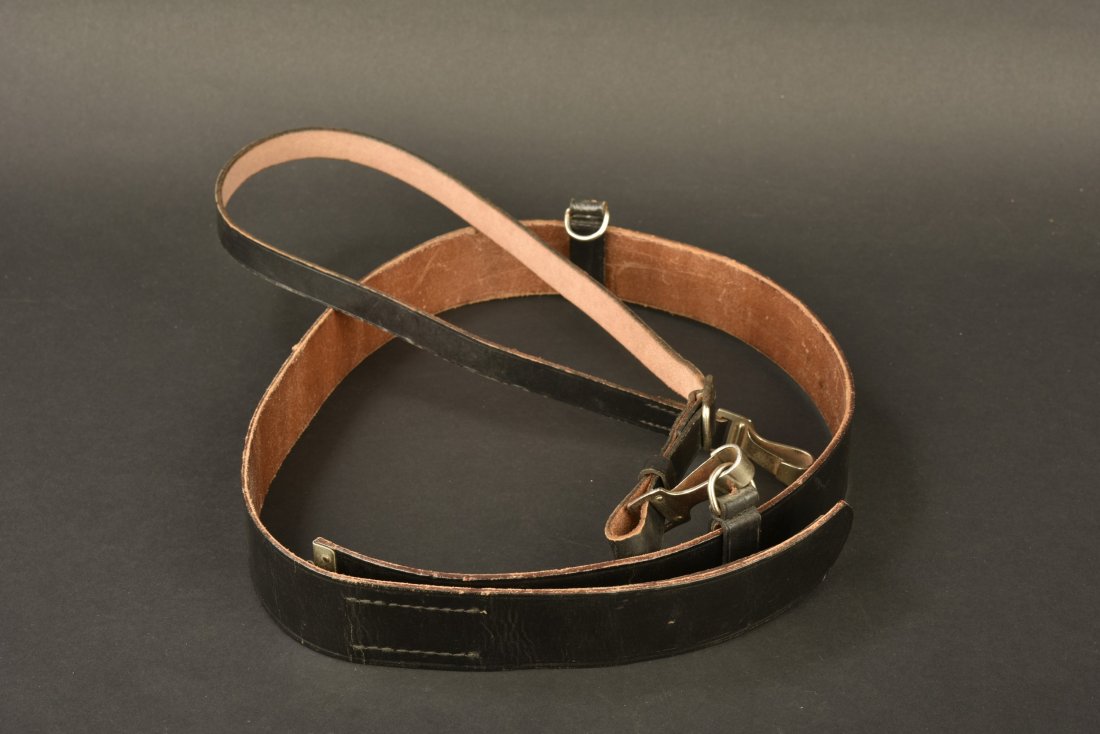 Ceinturon et baudrier allemand. German belt and: Ceinturon en cuir noir, sans marquages visibles, bouclerie en mÃ©tal, taille 115. Baudrier en cuir noir, mousqueton en mÃ©tal nickelÃ©, sans marquages visibles. Les passants de ceinturon sont pr