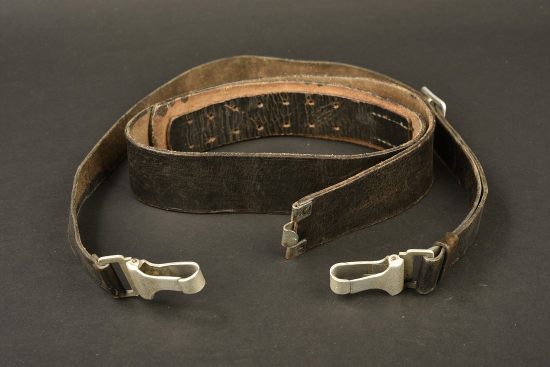 Ceinturon et baudrier allemand. German belt and: Ceinturon en cuir noir, sans marquages visibles, indication nominative Nickel sous la patte de rÃ©glage. Baudrier complet, mousqueton en aluminium, sans marquages visibles. Les passants de ceinturon