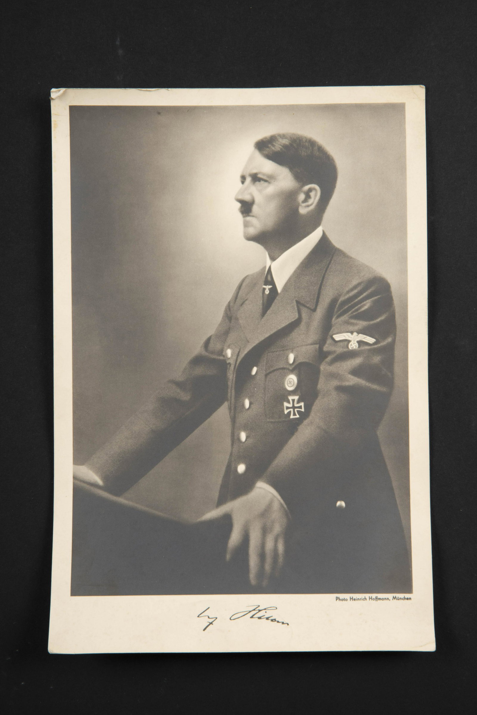 Photo du chancelier allemand Photo of the German: Photo noir et blanc de Heirinch Hoffmann Munchen. Signature imprimee. Dimensions 30x20cm. Usure et patine de la piece. Black and white photo of Heirinch Hoffmann Munchen. Printed signature. Dimensions
