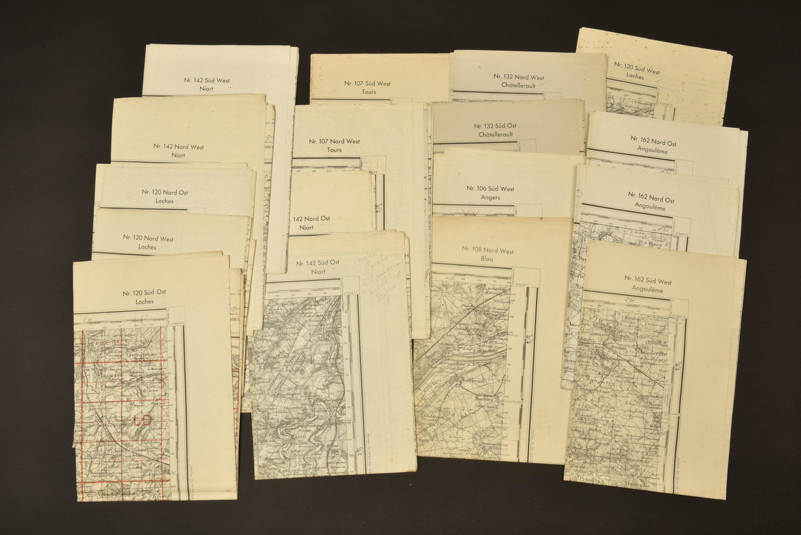 Ensemble de cartes allemandes. Set of German maps.: Comprenant deux cartes de Chattelrault datees 1943 et 1944. Une carte d Angers datee 1943. Une carte de Blois datee 1943. Deux cartes de Tours datees 1943. Quatre cartes de Niort datees 1944 et 1943. 