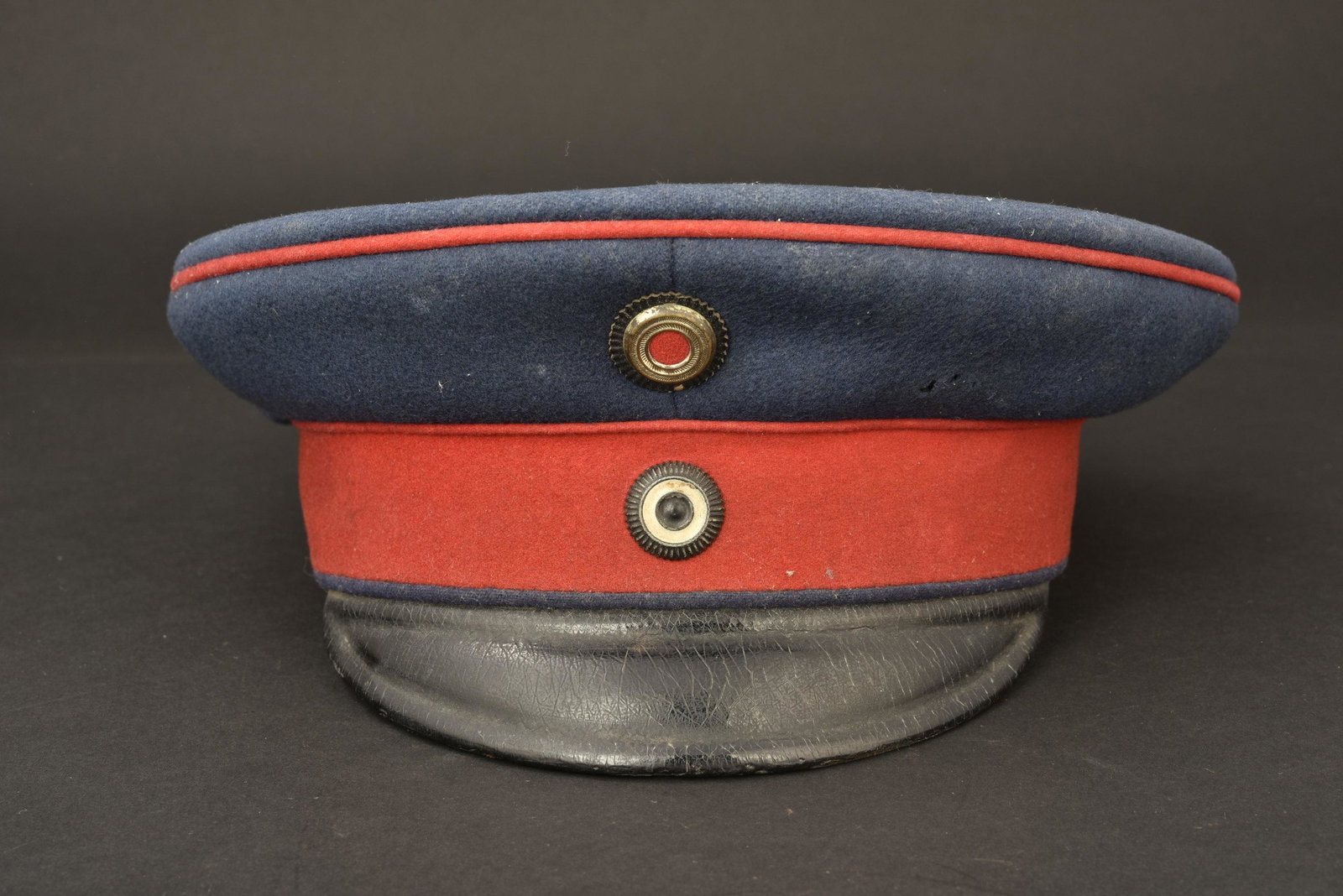 Schirmmutze d infanterie vers 1880. Pre-ww1 infantry: Schirmmutze coloree d avant guerre, en drap bleu a bandeau et liseres rouges pour l infanterie. Reichscocarde officier, cocarde sous officier a pattes repliables. Visiere courte en cuir. Marquage du f