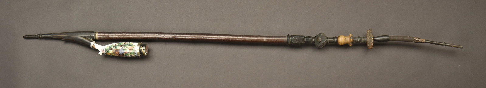 Pipe de reserviste du Husaren Regiment 13 de Mainz.: Pipe du reserviste Meyer au 13eme regiment de hussards a Mayence en 1902-1905. Fourneau porcelaine a motif de hussard, rehausse a la main, Namenlist, couvercle en forme de Colback. Long tube avec de n