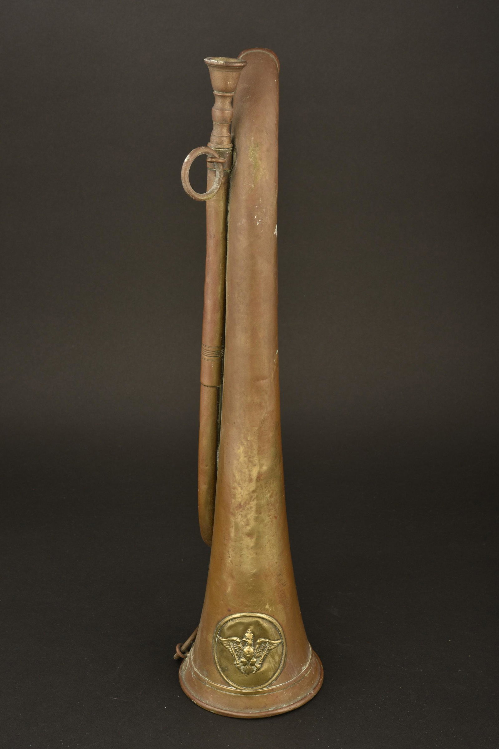 Trompette de cavalerie prussienne. Prussian cavalry: Trompette de cavalerie prussienne en cuivre, avec macaron rapporte a l aigle imperial. Marquage fabricant C.W.MORITZ a BERLIN, avec ses 2 anneaux de suspension. Prussian cavalry trumpet from the maker