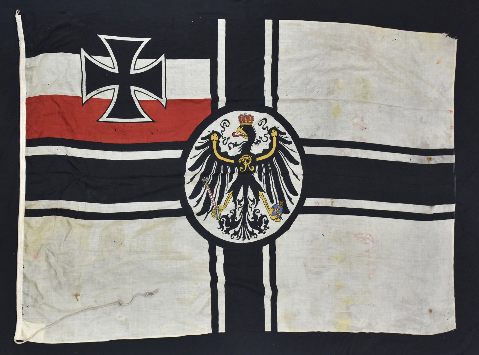 Grand drapeau imperial allemand. Large imperial german: Grand drapeau imperial allemand, en tissus imprime. Dimensions 1,9 m x 3 m. Quelques trous et accrocs, taches. Large imperial german printed flag. About 74,8 x 118,11 inches. Some holes, tears and sta