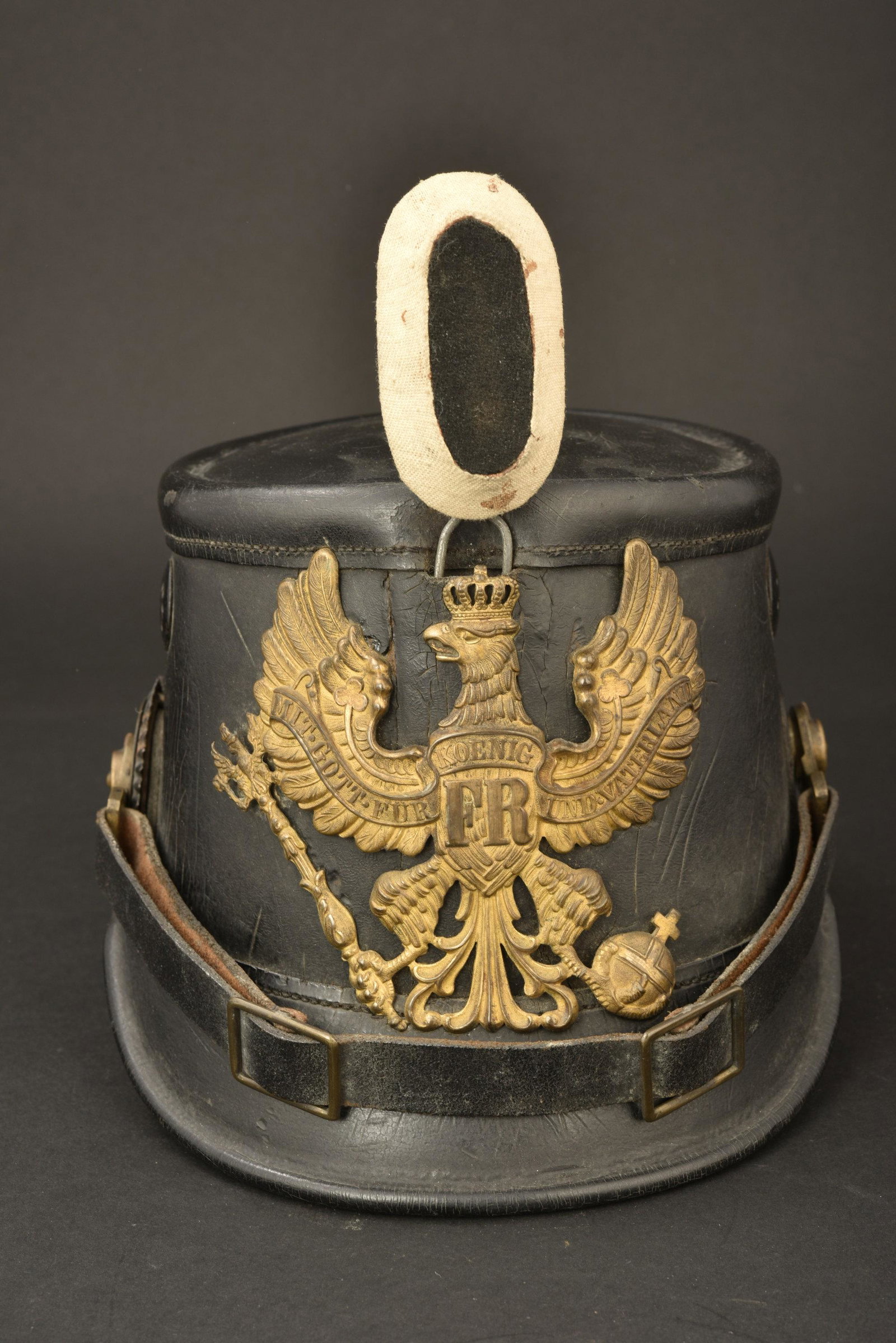 Tschako de sous officier prussien. Prussian light: Joli Tschako de sous officier prussien. Garnitures laiton. Plaque a l aigle prussien type officier a couronne ajouree. Feldzeichen Prusse troupe sans garantie. Bonne Reichscocarde officier. Bonne jugu