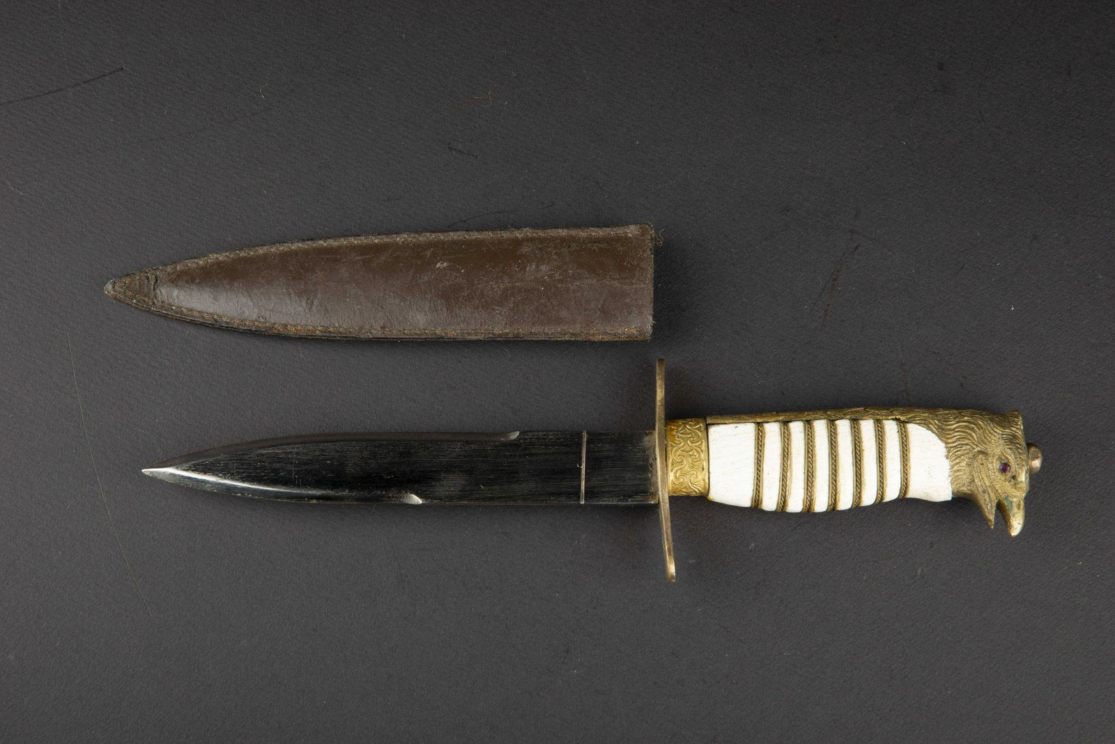 Poignard type italien. Italian type dagger.: Manche en bois, peinture blanche Ã 80%. Filigrane or present. Pommeau stylise Ã tete d aigle, yeux rubis. Garde en laiton, sans marquages visibles. Lame complete dans sa longueur en parfait etat