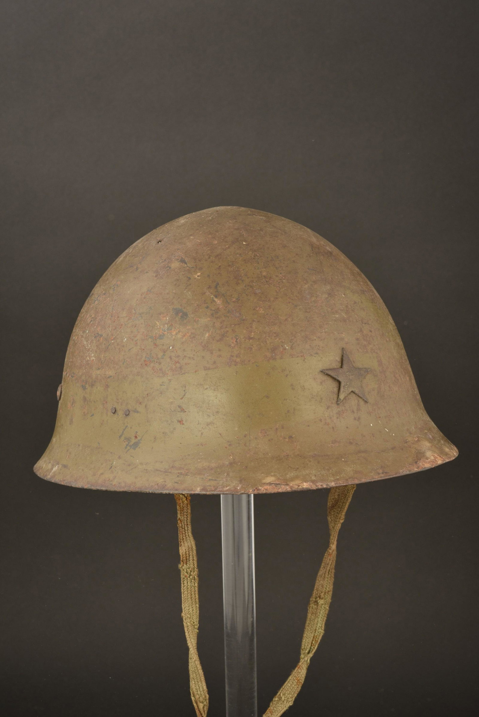 Casque japonais type 90. Japanese helmet type 90.: Coque de casque type 90, en metal, peinture d origine Ã 70%. Etoile metallique rapportee. Nombreux ideogrammes japonais dans la nuquiere. Coiffe tres abimee et incomplete. Fil de fer moderne mainte