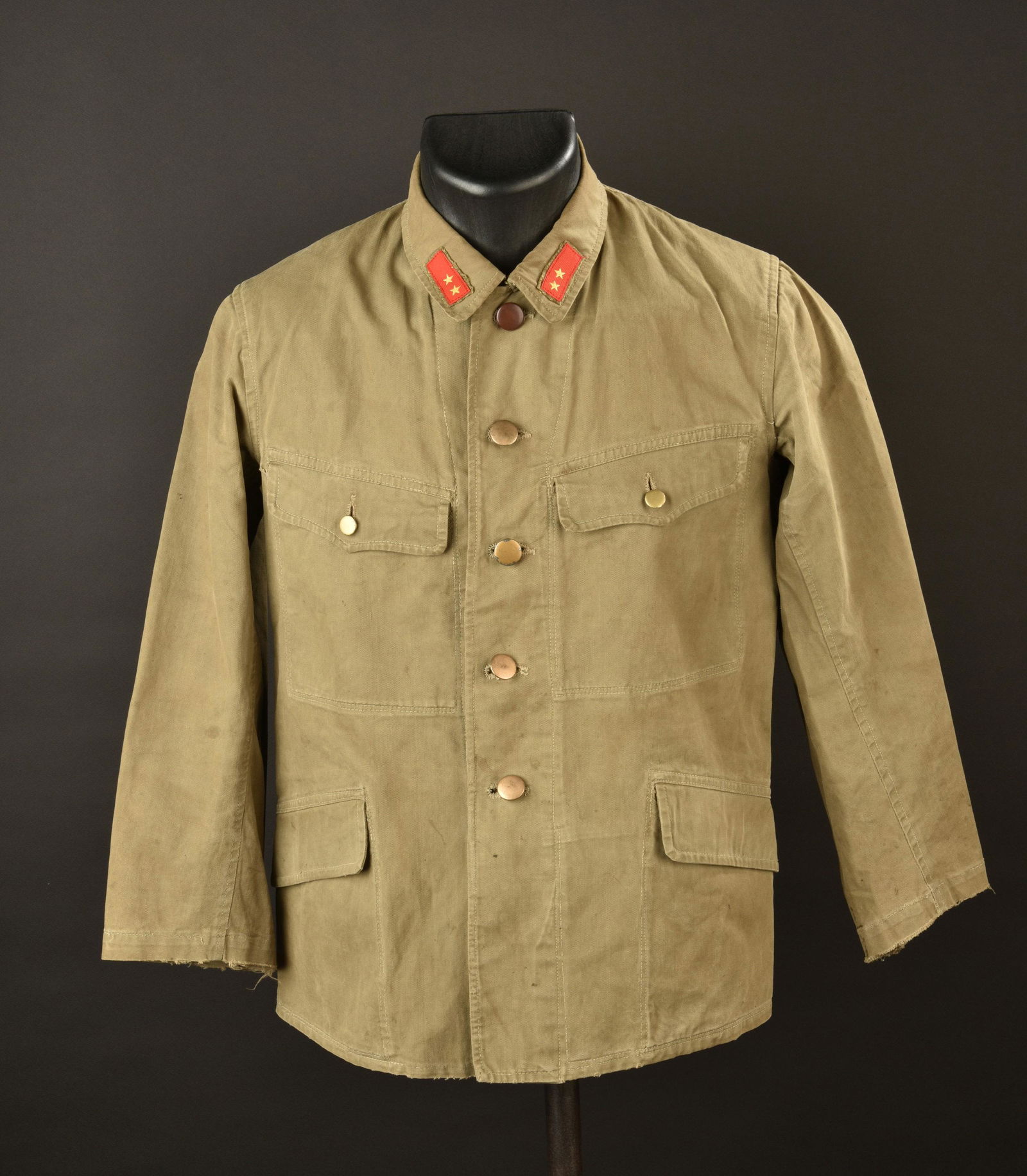 Vareuse japonaise. Japanese jacket.: En tissu kaki, tous les boutons sont presents. Modeles en metal dore lisse. Un bouton est d un modele different. Grade de soldat de 1ere classe montes main au niveau du col. Nombreux marquages et ideo