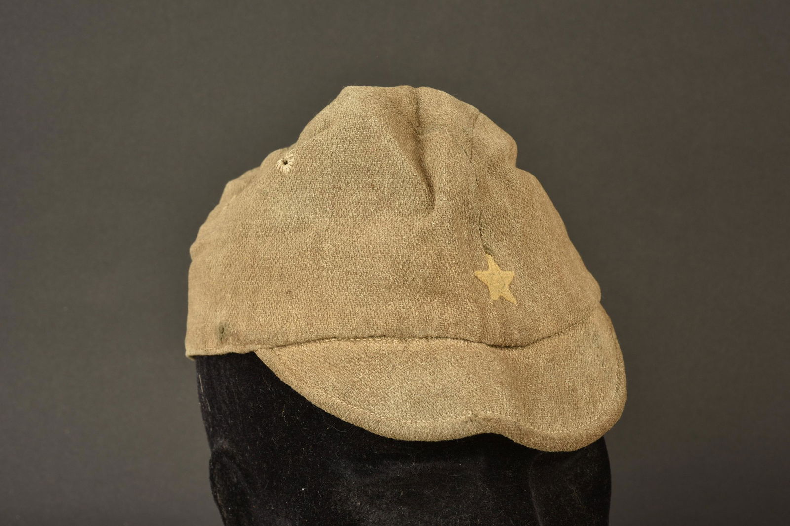 Casquette troupe japonaise. Japanese Cap.: En toile kaki, etoile jaune montee d origine sur la face avant. Six Å“illets d aeration. Interieur present mais fortement abime et incomplet. Lacet de serrage complet. A noter une certaine usure et