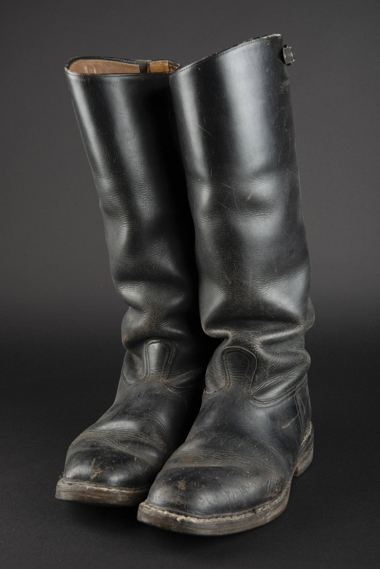 Bottes officier allemand. German officer s boots.: Tiges hautes, lanieres de fermeture presentes sur le haut de la botte. Cuir noir, sans marquages visibles. Semelles caoutchoutees fortement usees. Approximativement une pointure 42 43 franÃ§aise. A 