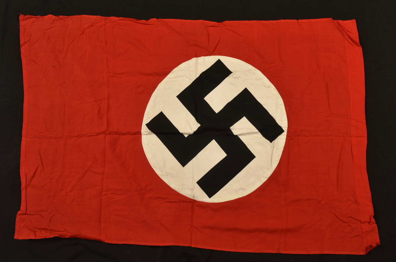 Drapeau allemand provenant de Cernay ALSACE. German: Drapeau en tissu coton rouge, insigne national imprime et rapporte. Sans marquages visibles. Biface. Dimensions 76 x 110 cm. Attestation manuscrite marquee Drapeau allemand pris Ã la mairie de Cern