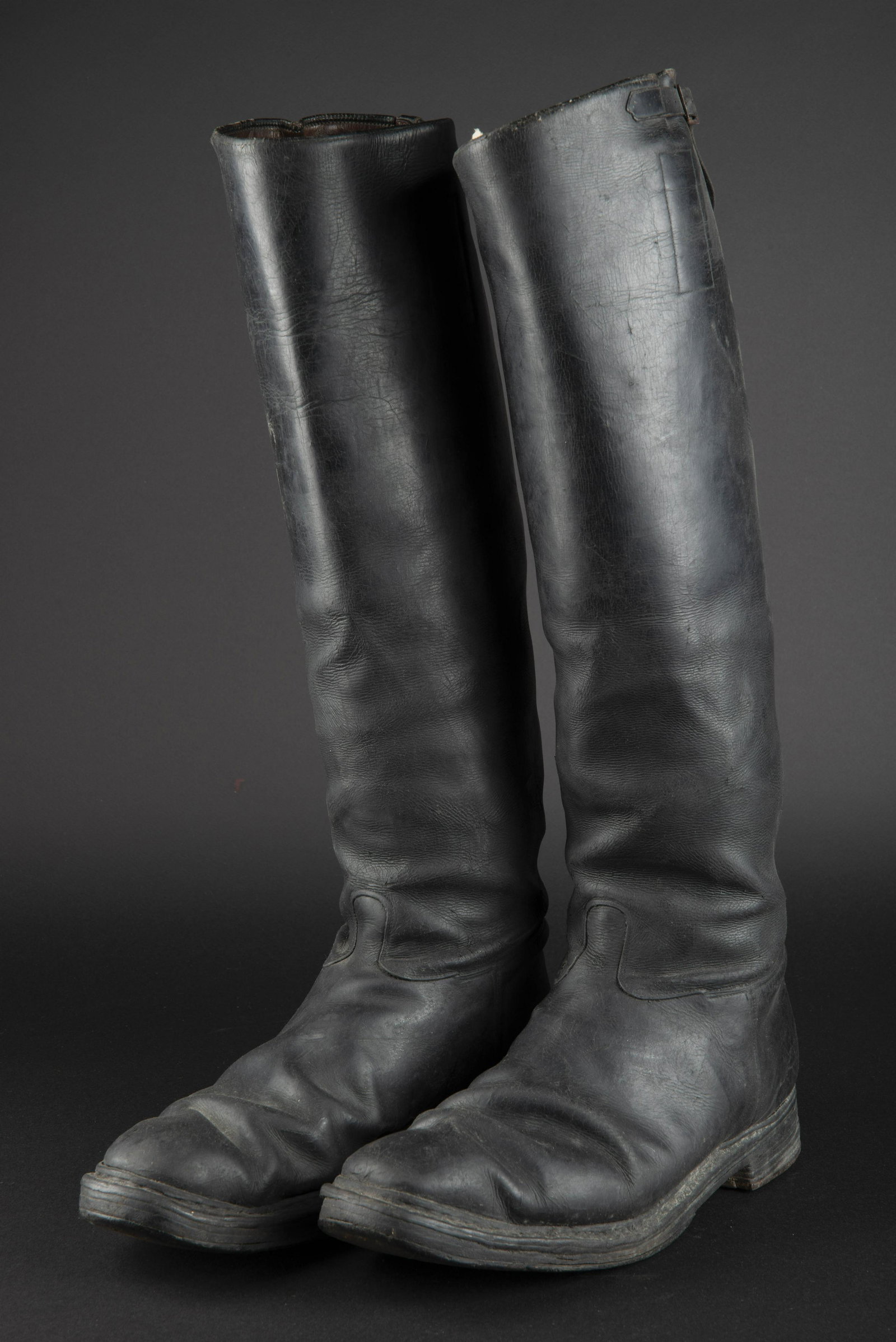 Bottes d officier allemand. german officer boots.: Tiges hautes, lanieres de fermeture presentes sur le haut de la botte. Marquages 37182 8. Cuir noir lisse. Semelles en cuir lisse et ferre. Approximativement une pointure 42 43 franÃ§aise. Semelles 