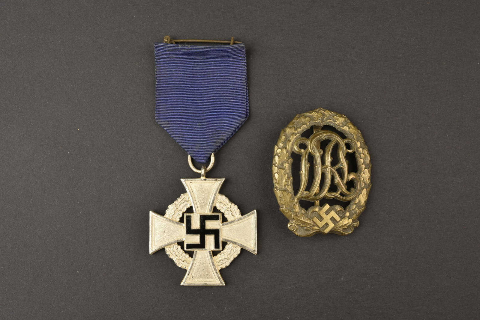 Ensemble de decorations allemande. German decoration: Comprenant un medaille Fur Treue Dienst, modele argent avec son ruban et son agrafe. Une medaille des sports, attache complete, fabrication DRGM 35269, Ferd Wagner. A noter une certaine usure et patin