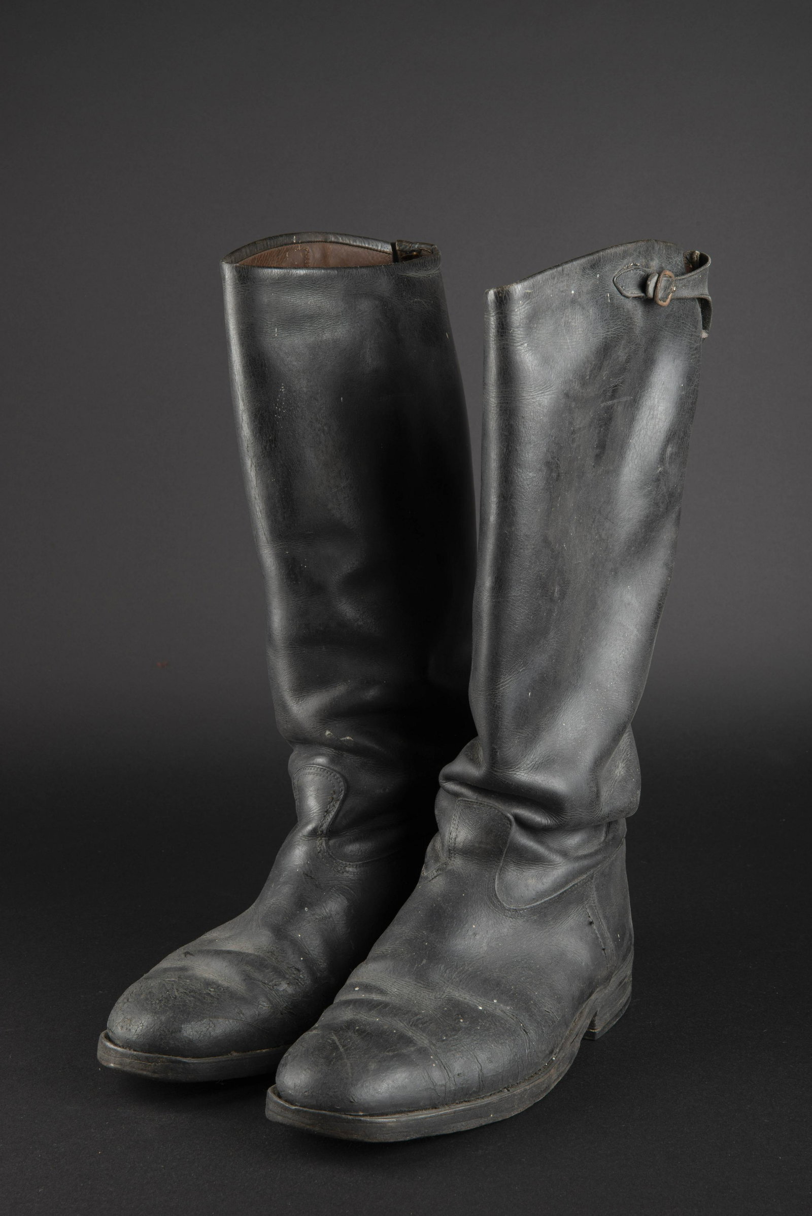Bottes d officier allemand. German officer boots.: Tiges hautes, lanieres de fermeture presentes sur le haut de la botte. Sans marquages visibles. Cuir noir lisse. Semelles en cuir lisse, talon en caoutchouc. Approximativement une pointure 42 43 fran�