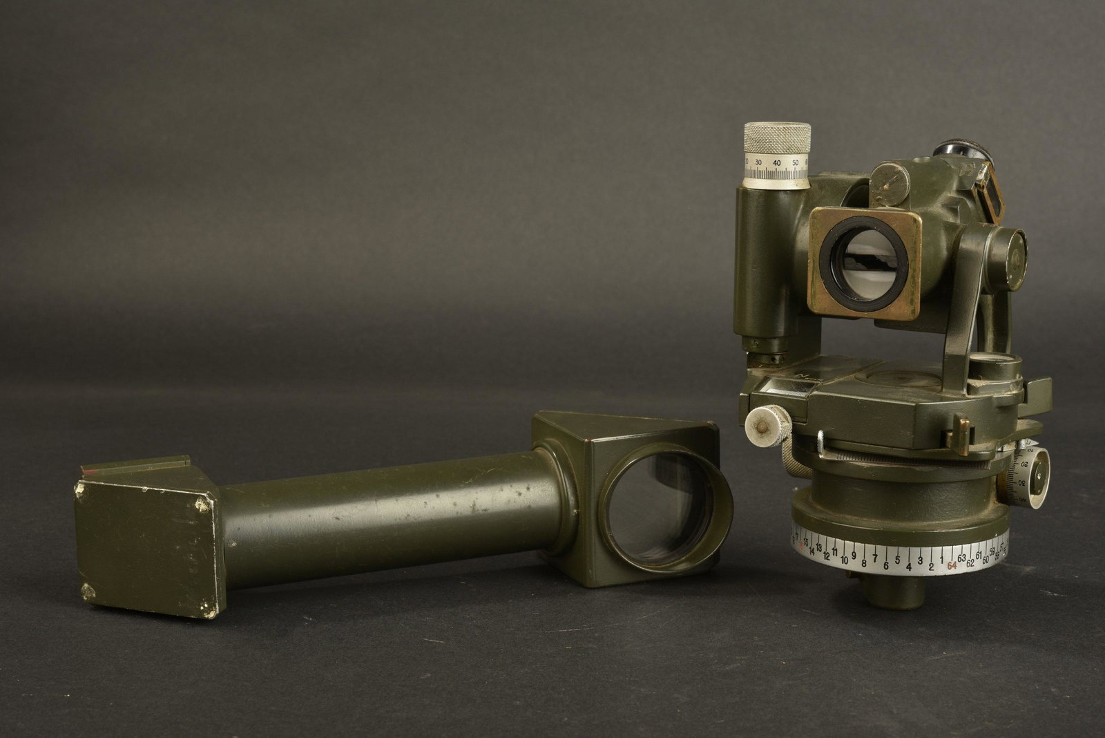Optique allemande. German optics.: Optique en metal, toutes les pieces mobiles sont fonctionnelles. Fabrication Hildebrand Wichmann Werke Freiberg SA, aigle Waa present. Optique cassee et floue. Marquages H 6400, numero 146067. Les niv