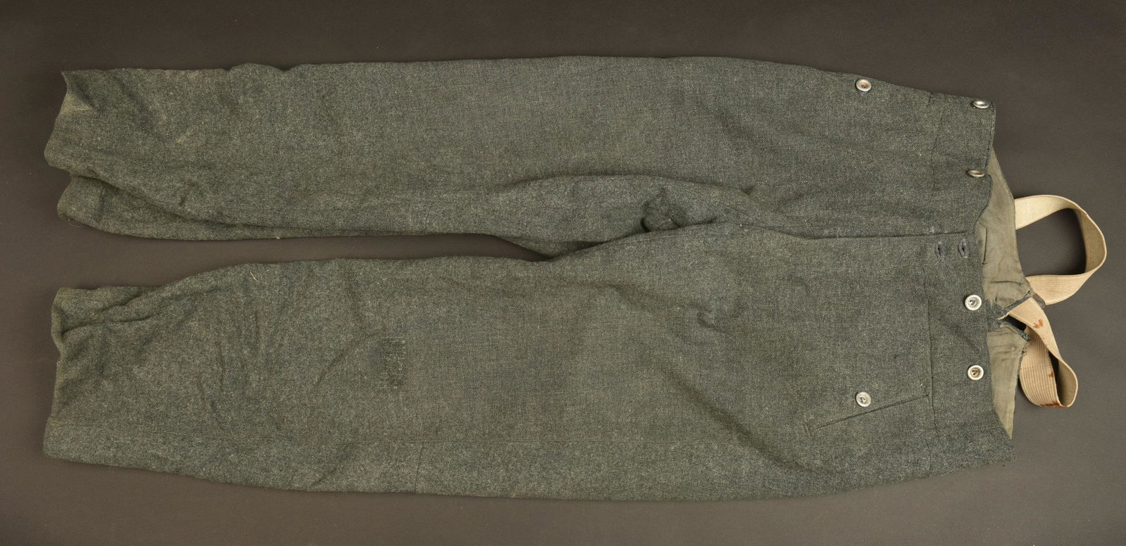 Pantalon troupe. German trousers.: En drap type ortie. Tous les boutons sont presents, certains ne sont pas d un modele reglementaire. Reparation en drap au niveau de l entre jambe. Interieur double en tissu coton blanc. Marquages illi