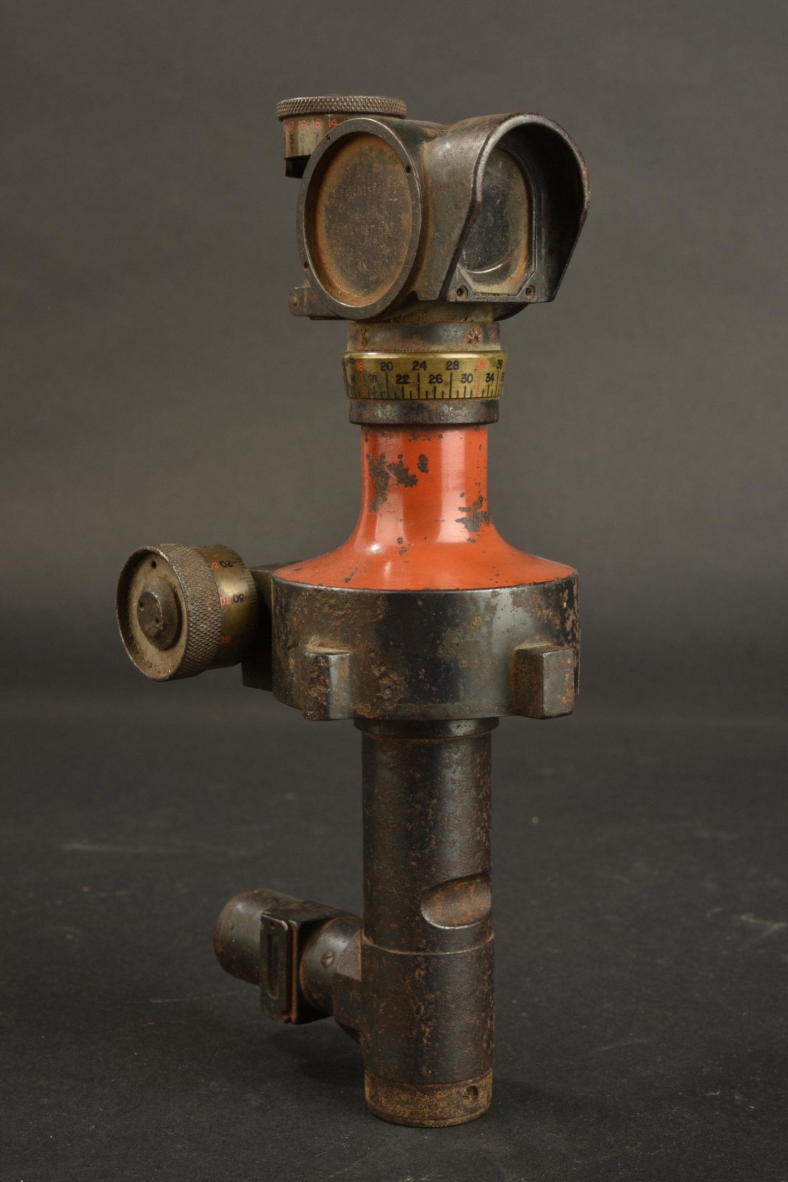 Optique d artillerie. Artillery optics.: En metal, forte oxydation de la piece, reste de peinture rouge Ã 30%. Toutes les pieces mobiles sont fonctionnelles. Marquages illisibles. Optique graduee et en parfait etat. Provenance du Musee de